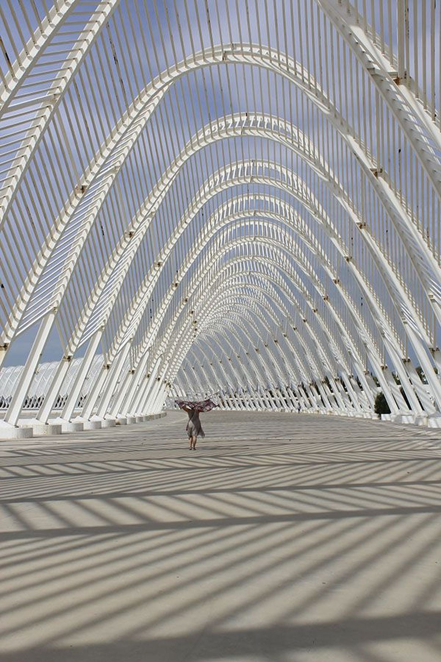 Santiago Calatrava hingematvate tööde pärast sõidetakse maailma eri paikadesse spetsiaalselt kohale. Massiivsus ja haprus, vaba õhuline mõttelend, iga nurga all muutuvad varjud ja vormid paeluvad nii ööl kui päeval. Ateena olümpiakompleksi velodroom pole erand.