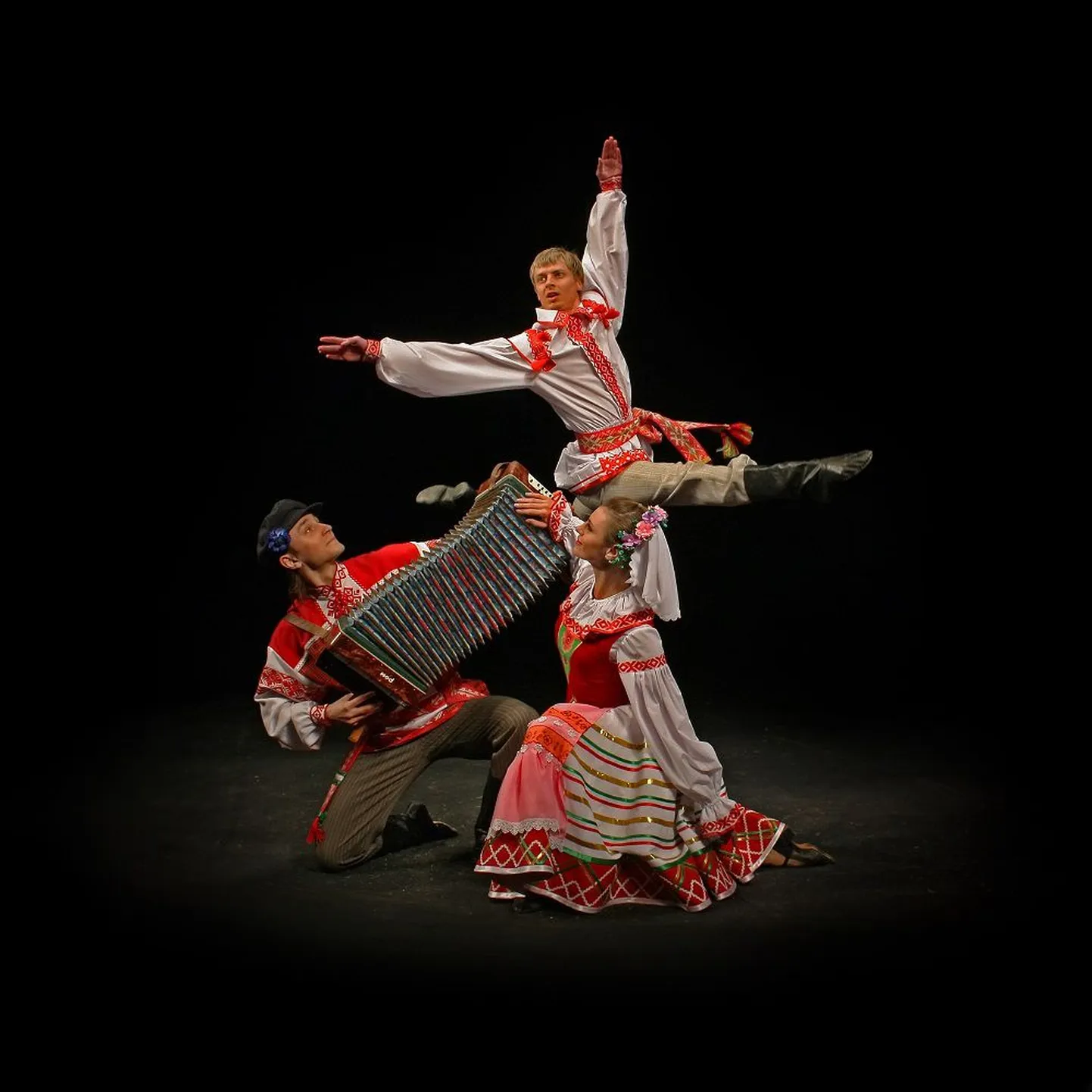 Сцена из выступления ансамбля.