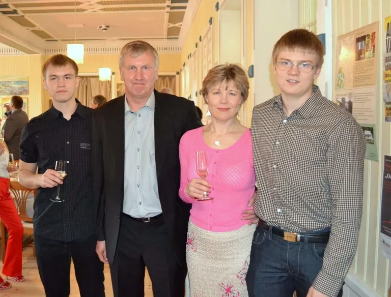 Võrkpallur Martti Keel (pildil vasakul). «Minu ema on parim. Kai on alati olnud meeletult hea ja lahke inimene. Minule on olnud hindamatu üles kasvada emaga, kes on alati minu jaoks olemas olnud. Toetav, kuid samas ka aus ja õiglane ema on teinud minust sellise inimese, nagu ma nüüd olen. Aitäh sulle, Kai!»