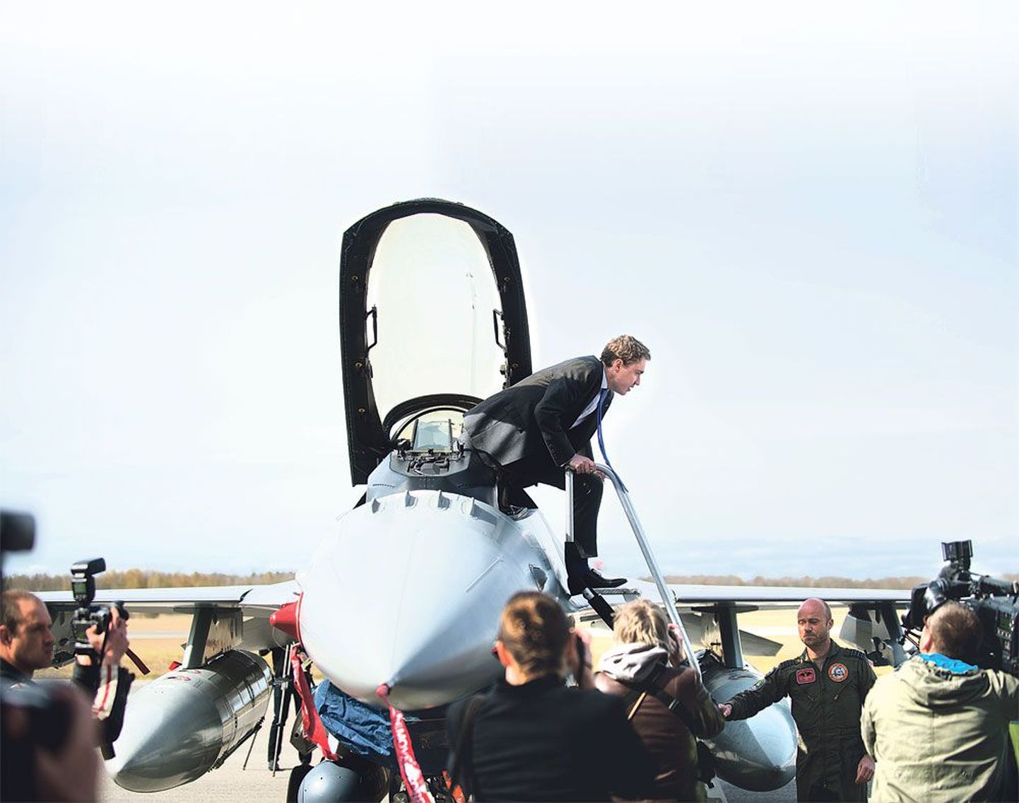 В апреле на базу ВВС в Эмари прибыли датские истребители, которые осмотрел премьер-министр ЭР Таави Рыйвас.
