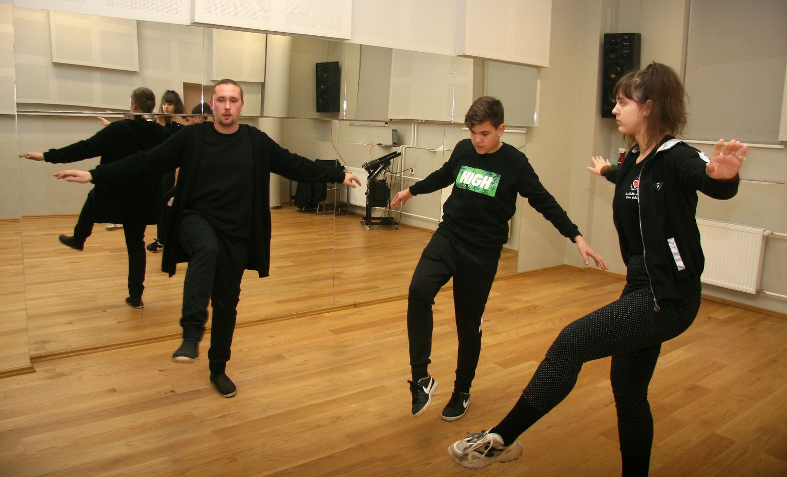 Александр Семенов (слева) старается показать ученикам, что для актера владение своим телом не менее важно, чем голосом.
