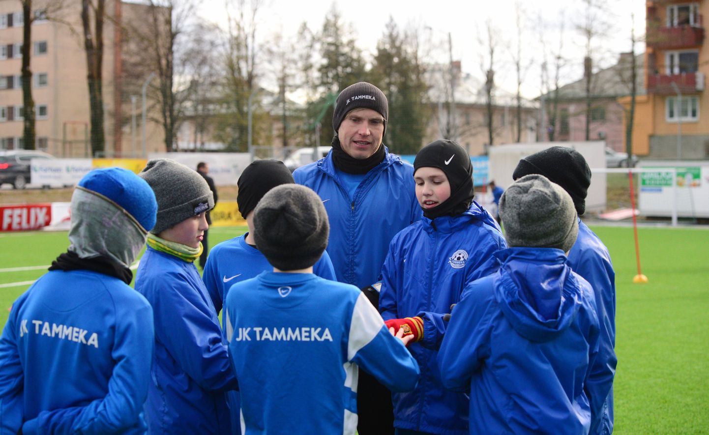 Tammeka treener Timo Teniste koos oma noorte mängumeestega sepa jalgpallikeskuses.