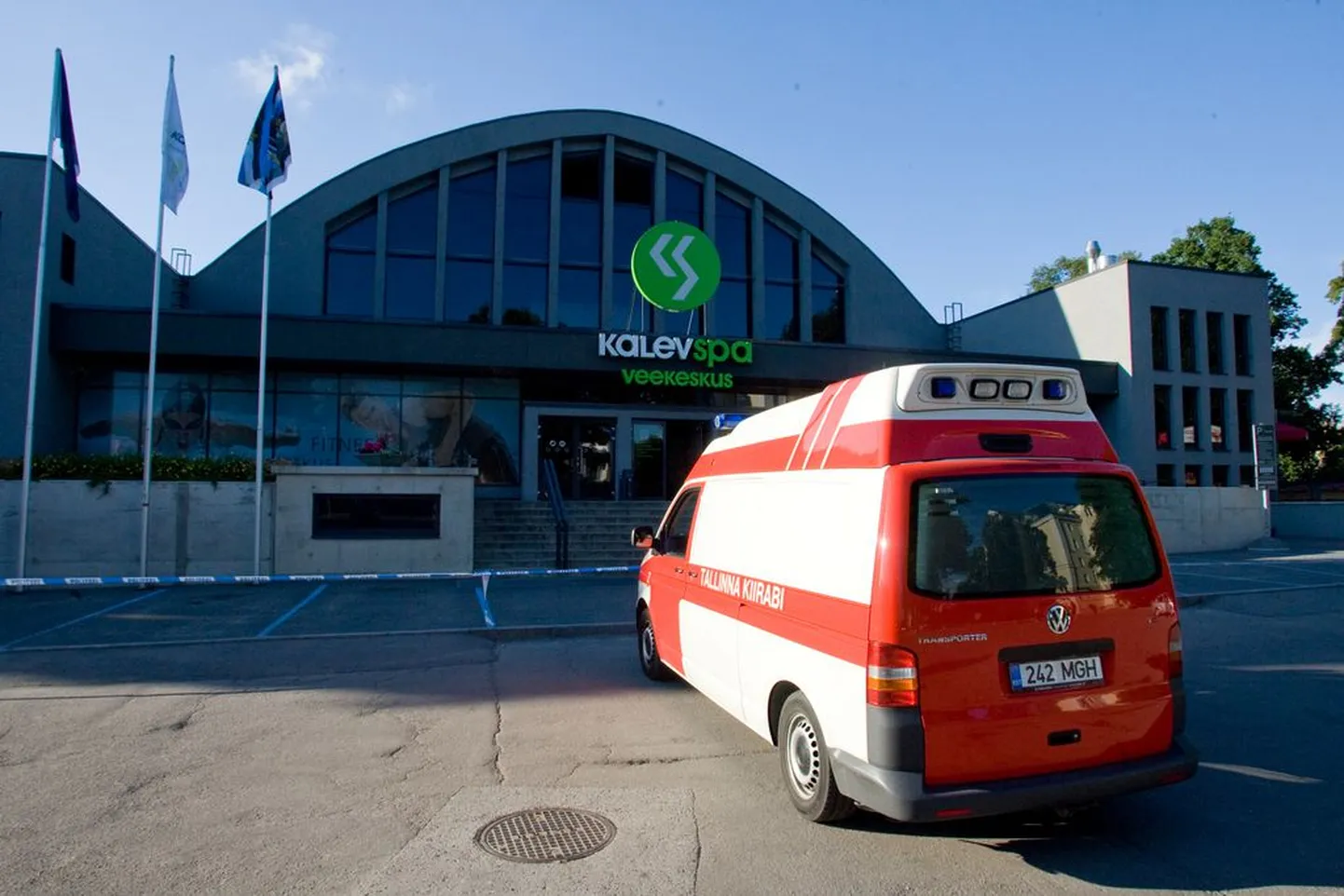 Kiirabi eile õhtul Kalevi veekeskuse ees patsienti ootamas.  .