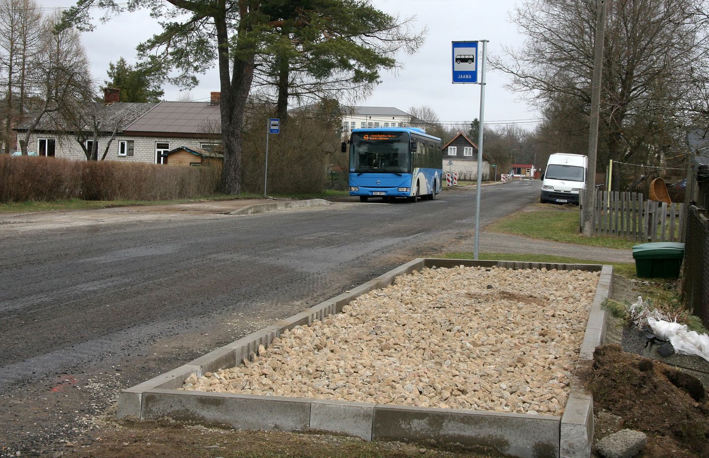 Наряду с проезжей частью и тротуаром на улице Яама обновятся и автобусные остановки.