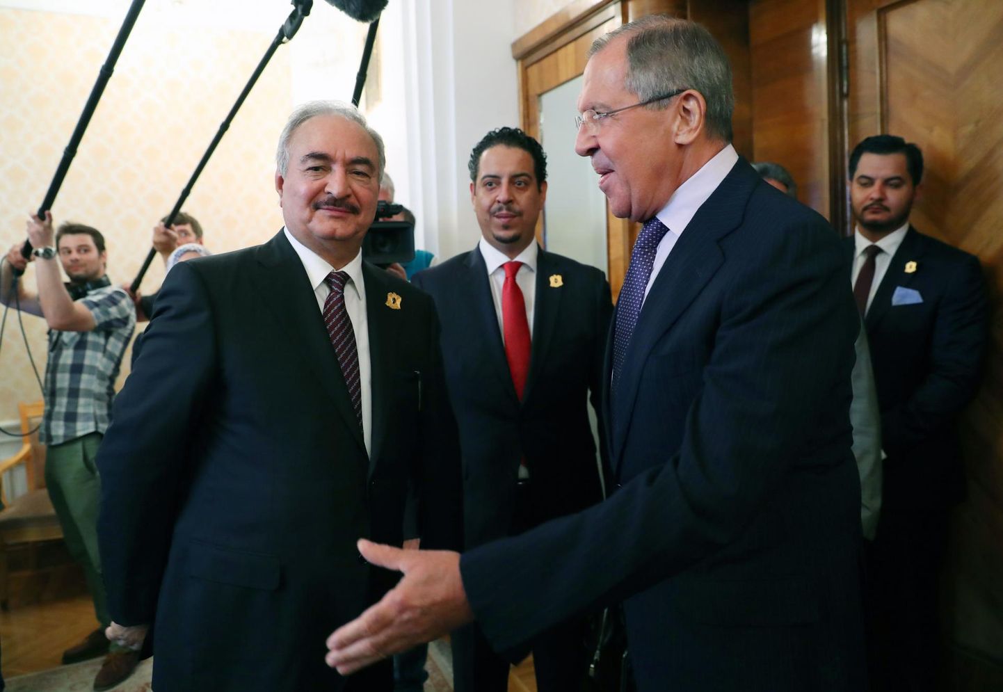 Liibüa mõjuvõimas väepealik Khalifa Haftari (vasakul) ja Venemaa välisminister Sergei Lavrov (paremal) Moskvas. 