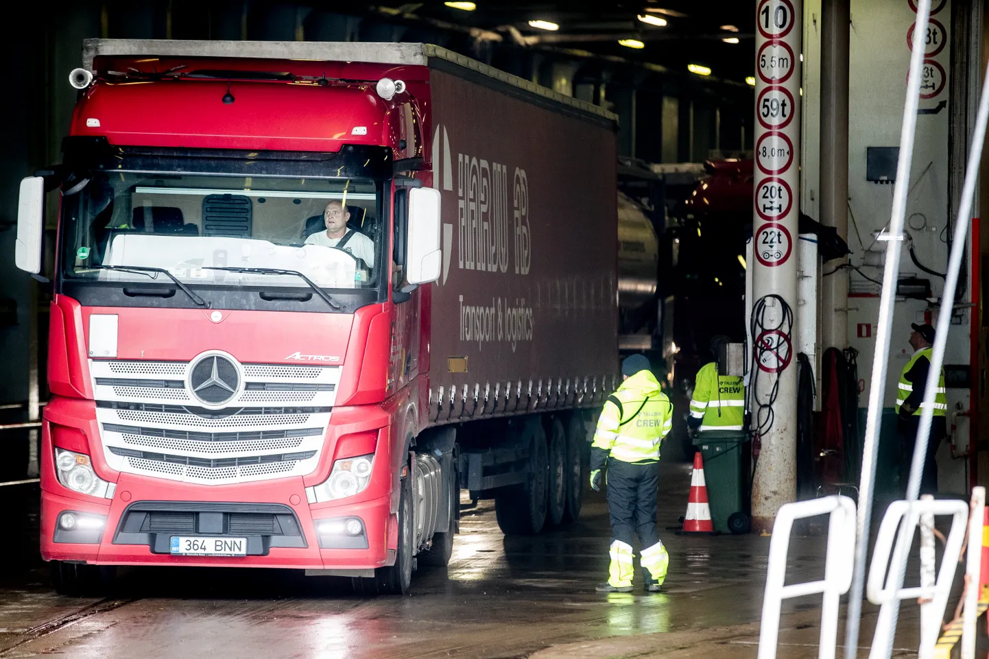Muuga  04.10.2017
Muuga sadam. Tallink kolis oma kaubalaeva SeaWind väljumised Vanasadamast Transiidikeskuse ASi Muuga terminali. Kaubik väljub laevast. 
FOTO: SANDER ILVEST/POSTIMEES