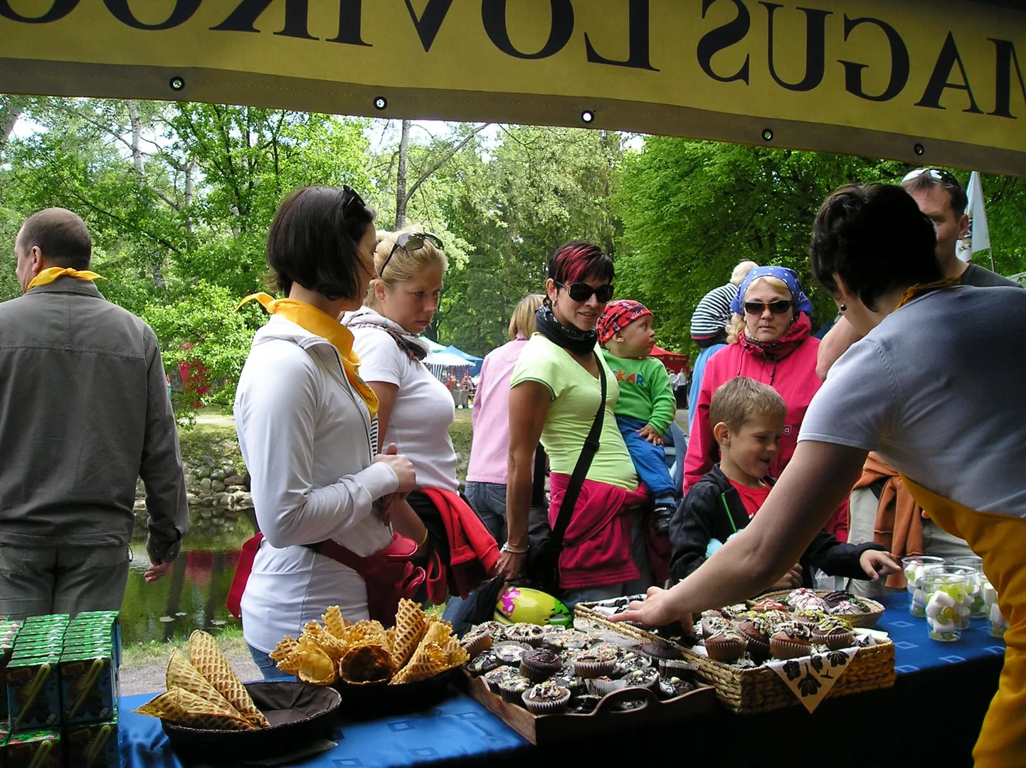 LC Lions Livonia kogus mullusel „Grillfestil“ maiustuste müügiga annetusi toimetulekuraskustes perede lastele.