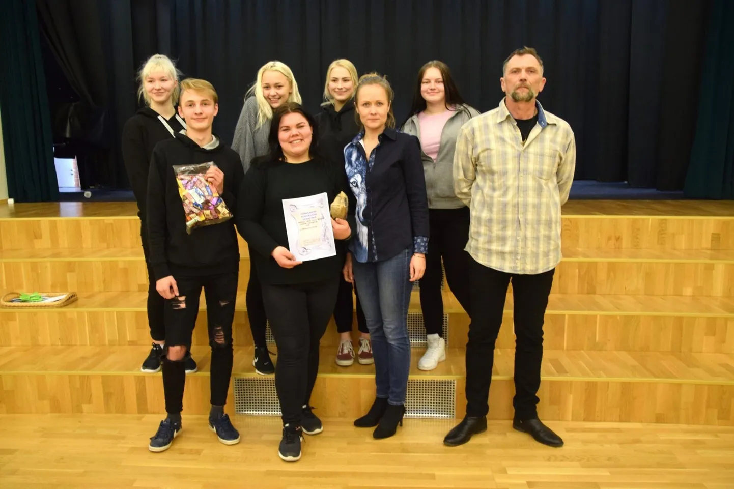 Gümnaasiumiastme grand prix võitnud Karksi-Nuia kultuurikeskuse noorte näiteringi K-17 liikmed koos žüriiga.
