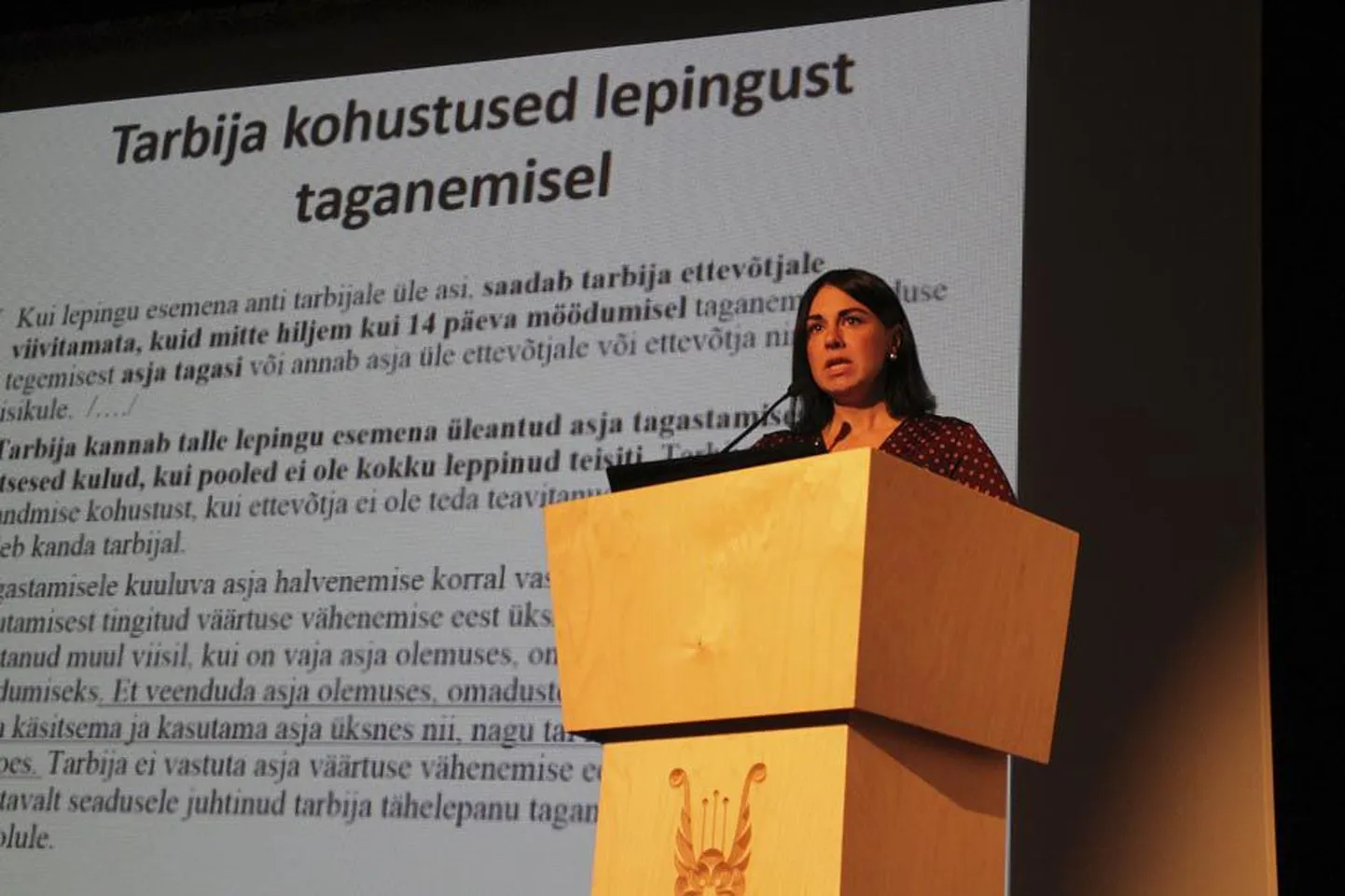 Kristina Vaksmaa rääkis Viljandi eakate konverentsil sellest, kui tähtis on olla mis tahes ostu sooritamise puhul teadlik sellega kaasnevatest õigustest ja kohustustest. Parem teadlikkus tähendaks omakorda seda, et paljud kaebused jääksid tarbijakaitseametile esitamata.