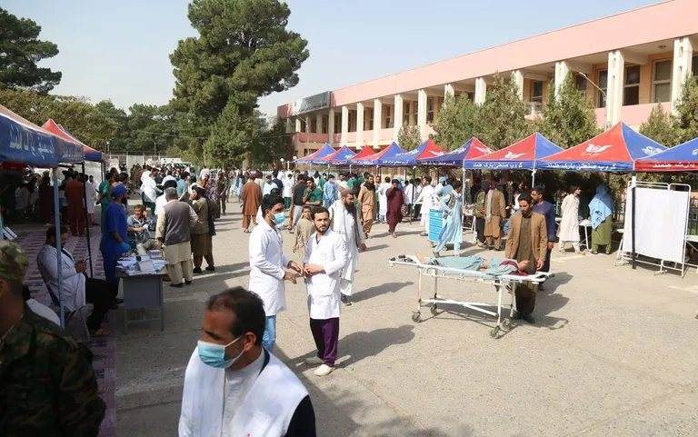 Талибы запретили врачам-мужчинам лечить пациентов-женщин.