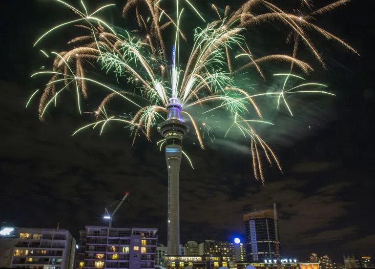 Ilutulestikku lasti 328 meetri kõrgusest Aucklandi taevatornist. Allikas: Peter Meecham/AP/Scanpix
