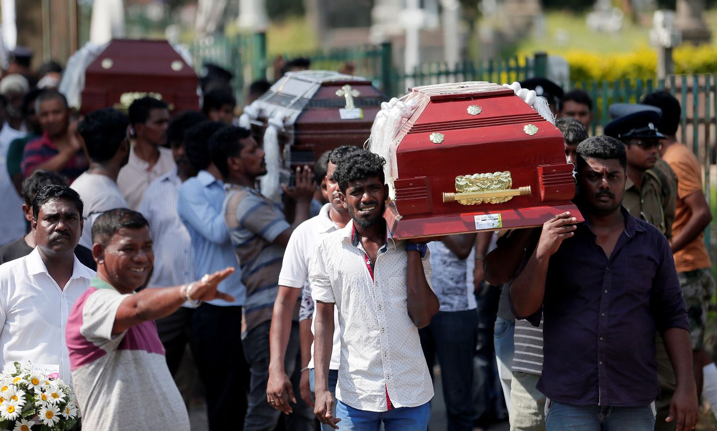 На Шри-Ланке хоронят погибших в теракте.