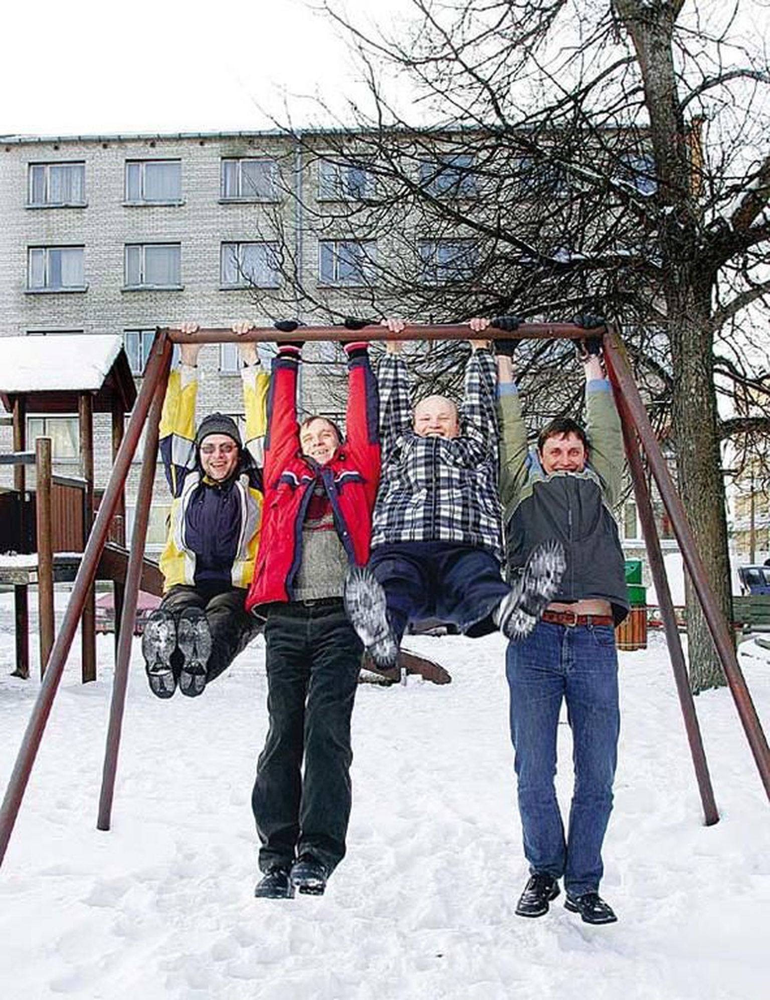 Vinni-Puhhi matkaklubi asutamiskoha TTÜ ühiselamu ees teevad matkahooajaks lihaseid soojaks asutajaliikmed Mait Makkar (vasakult), Jarmo Sarnet, Marko Petron ja Veiko Vaade.
