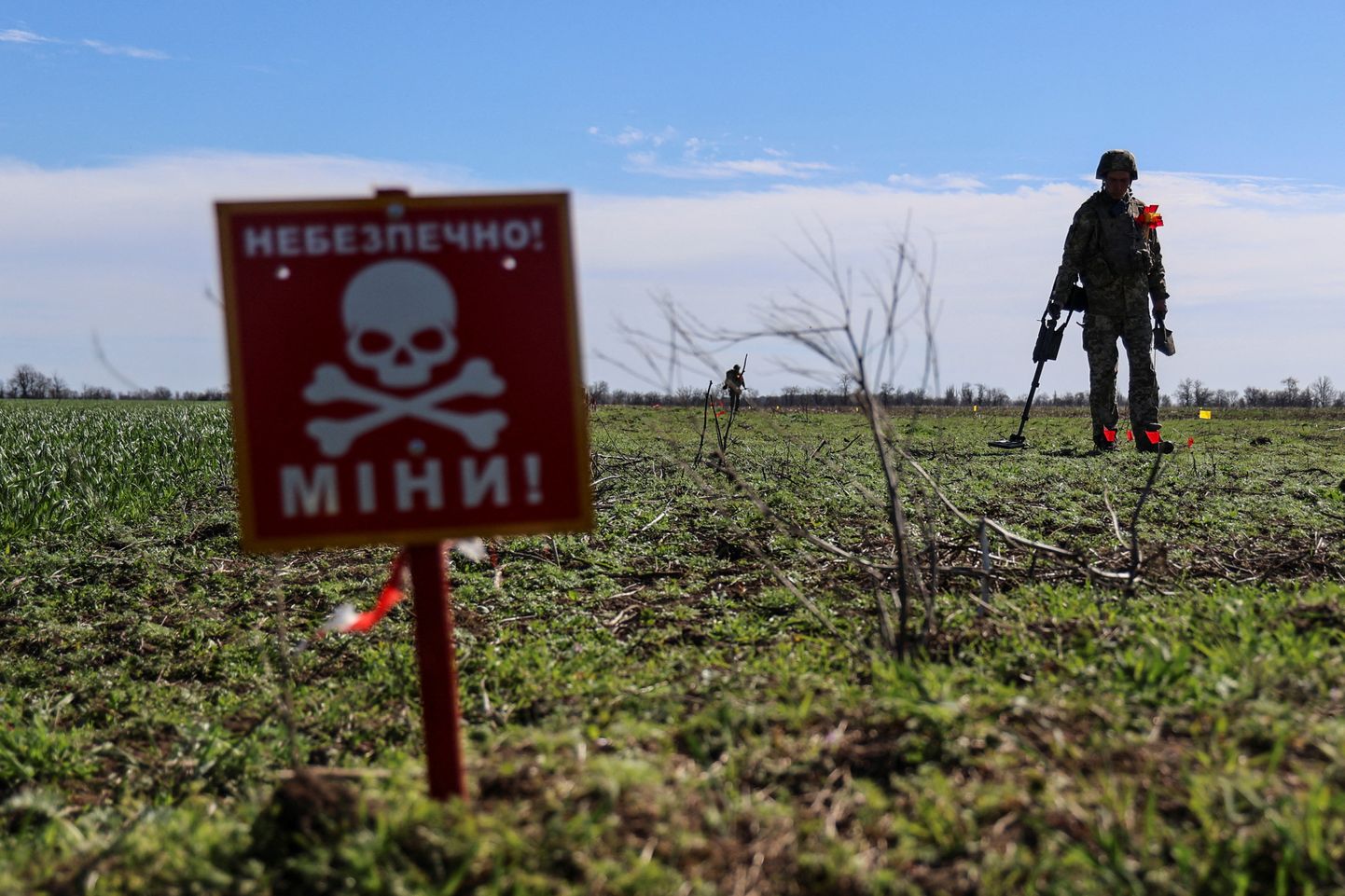 Ukraina demineerijad rindejoonel Hersonis 4. aprillil 2024. a.