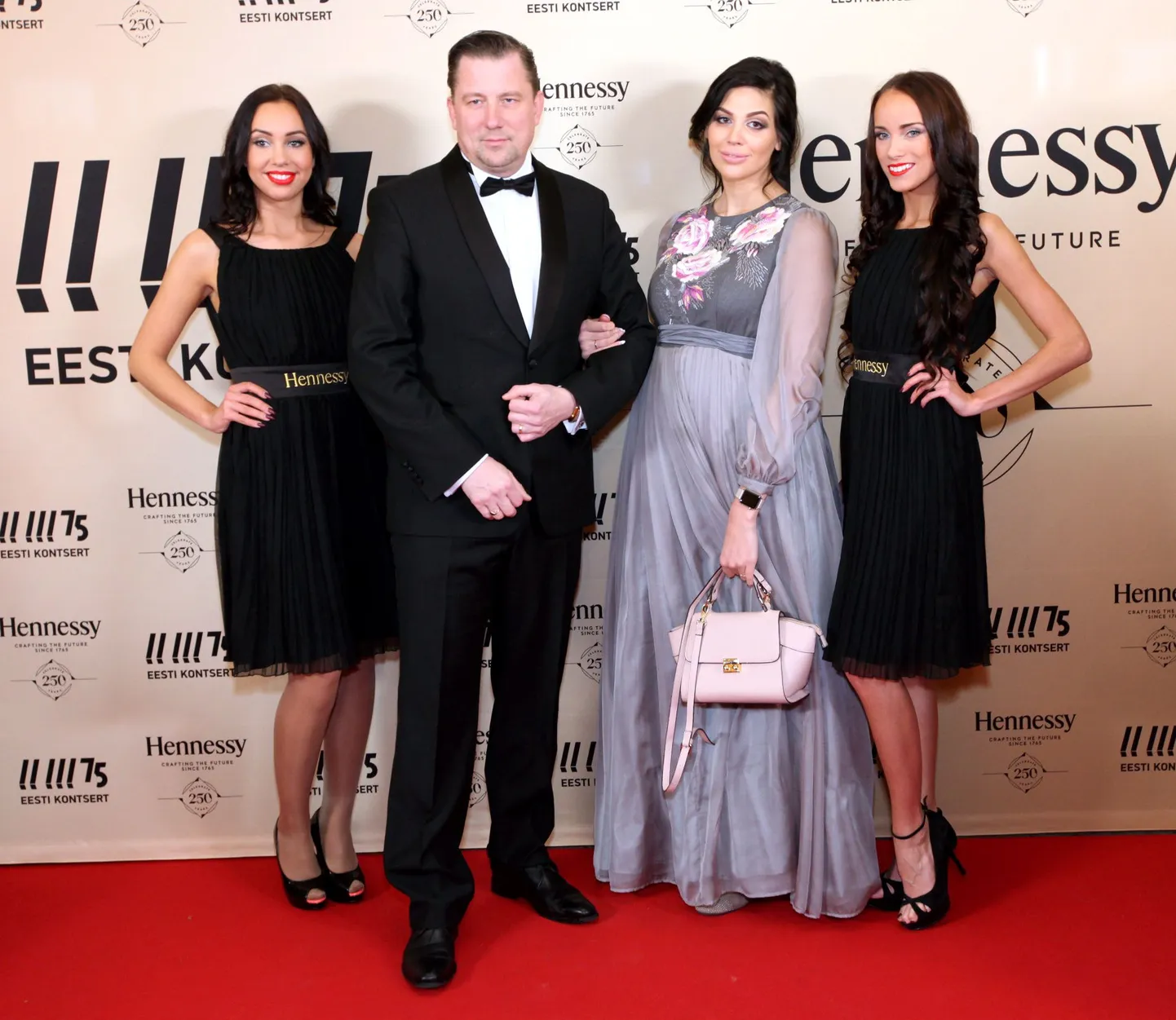 Hennessy suur uusaastakontsert Estonias.
Lauri Viikna koos kaasaga