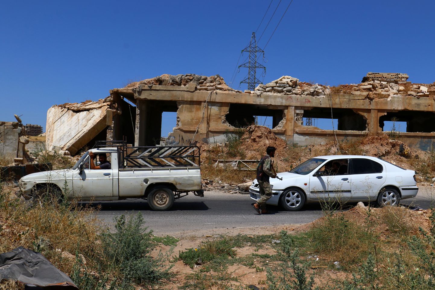 Niinimetatud mässuliste koalitsiooni võitlejad kontrollimas Idlibis sõidukeid.