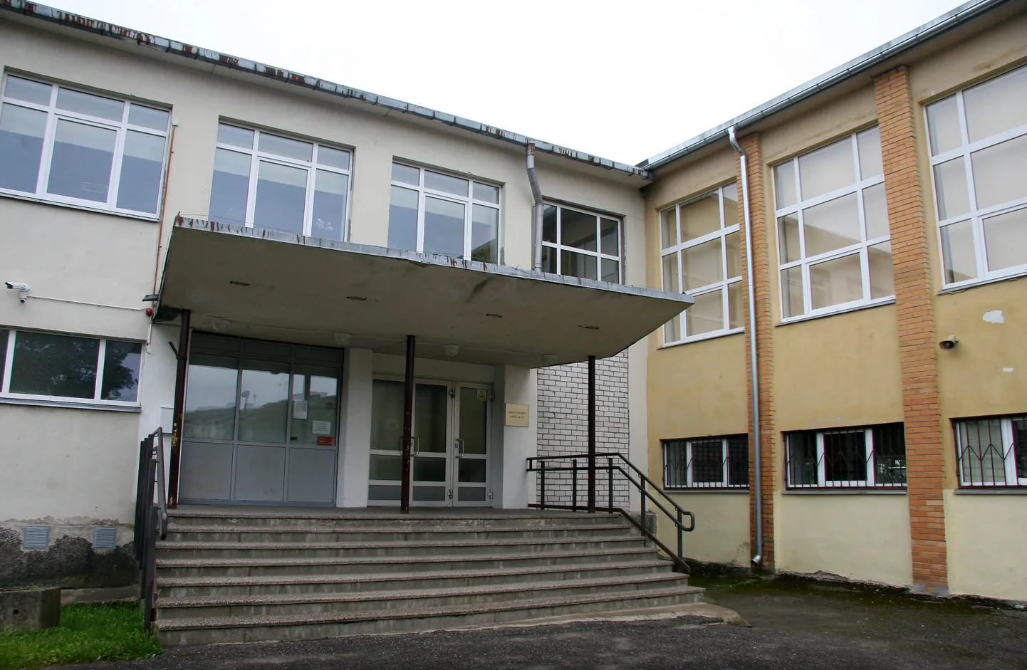 Ekspertiisi põhjal on muu hulgas ohtlikuks muutunud ka see peasissepääsu kohal olev varikatus, mille ees olevatel treppidel on pool sajandit tehtud kooli lõpetajate ühispilte.