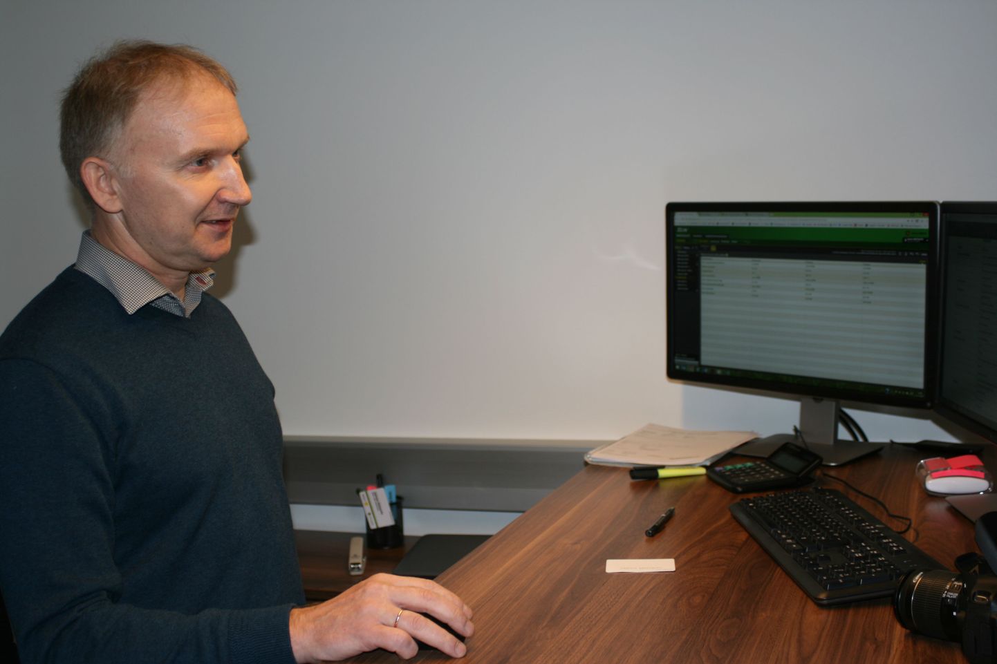 Baltic Agro Machinery hooldusjuht Jaanus Metsaots juhatab hooldusmeeskondade vägesid arvuti tagant, mille ekraanidel on näha suur osa abivajavast tehnikast.