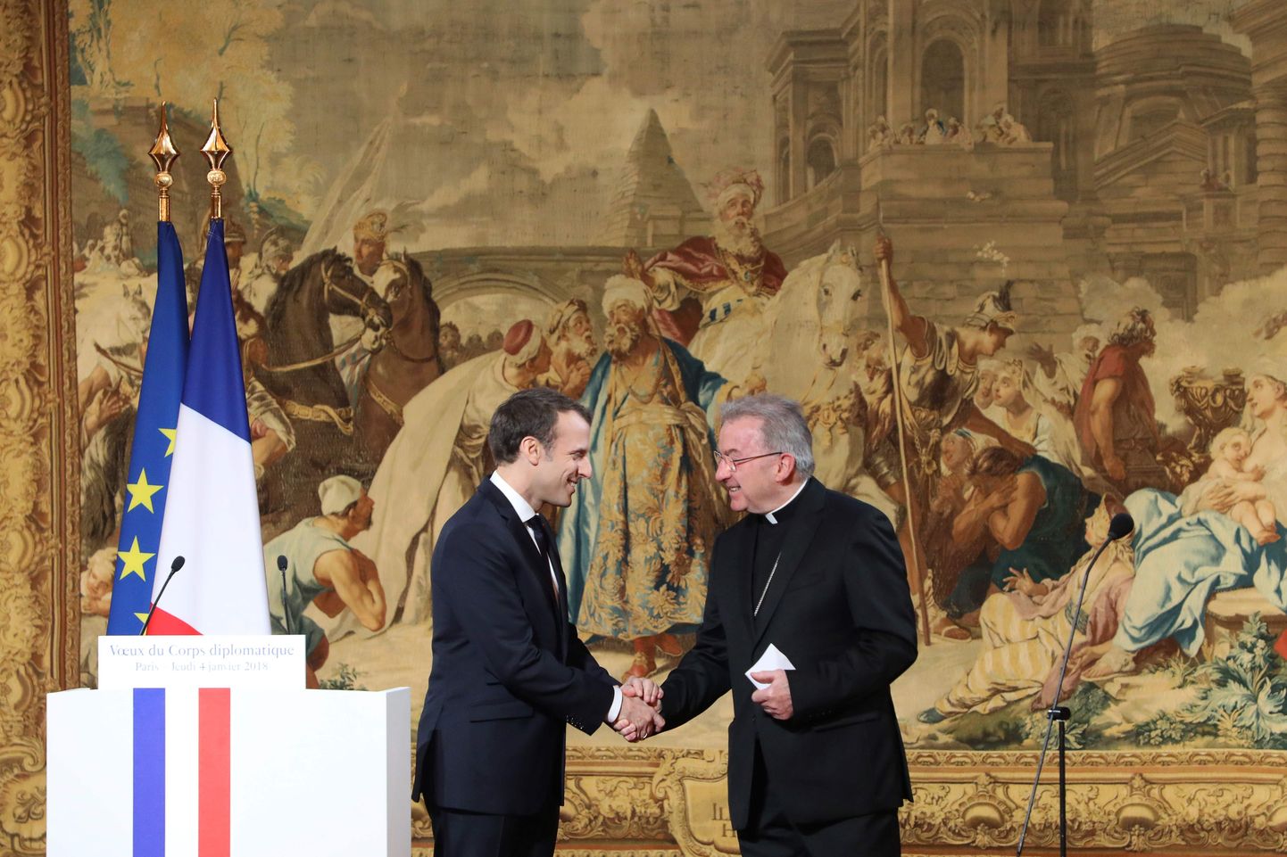 Francijas prezidents Emanuels Makrons un apsūdzētais Vatikāna vēstnieks Luidži Ventura.