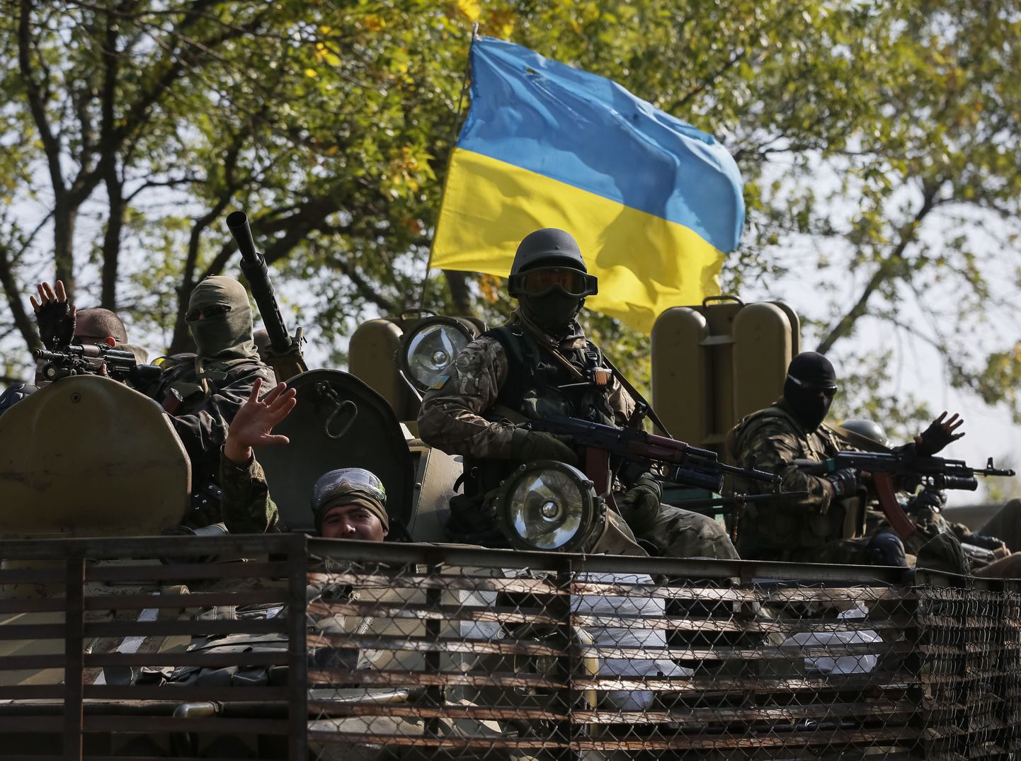 Ukraina sõdurid sõidavad soomukiga Kramatorski lähistel 15. septembril.