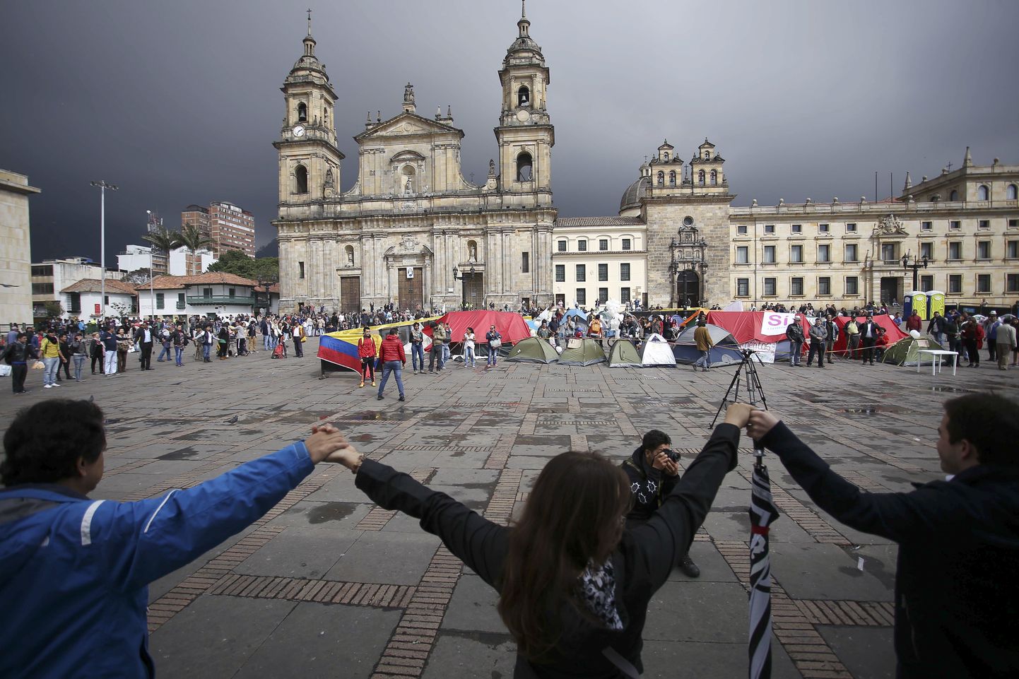 Rahulepet toetavad meeleavaldajad Bogota keskväljakul.