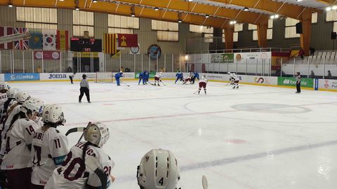 Latvijas hokejistes PČ mačā zaudē Spānijai