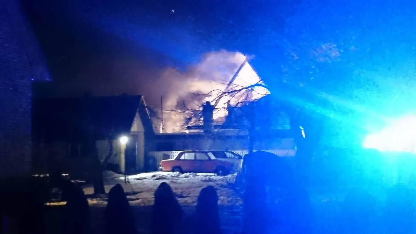 Häirekeskus sai kell 20.49 teate, et Pärnus Karjamaa tänaval põleb kahekordne puumaja lahtise leegiga.