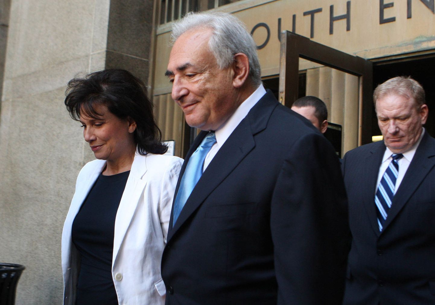 Dominique Strauss-Kahn abikaasa Anne Sinclairiga kohtusaalist väljumas.