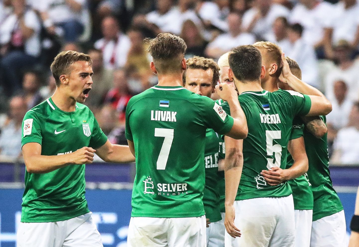 Flora mängijad tähistamas Frankfurdi Eintrachti vastu löödud väravat.