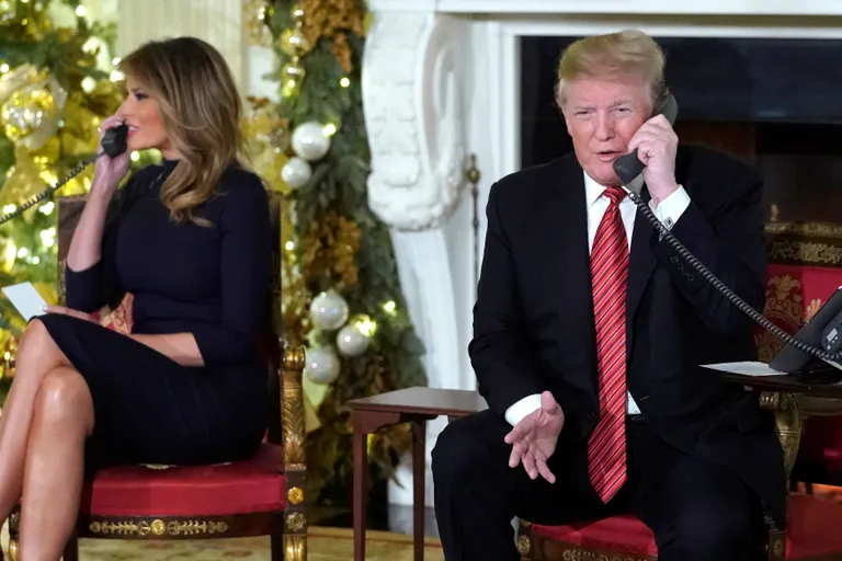 USA president Donald Trump ja esileedi Melania Trump jõuluõhtul lastele kõnedele vastamas 2018.
