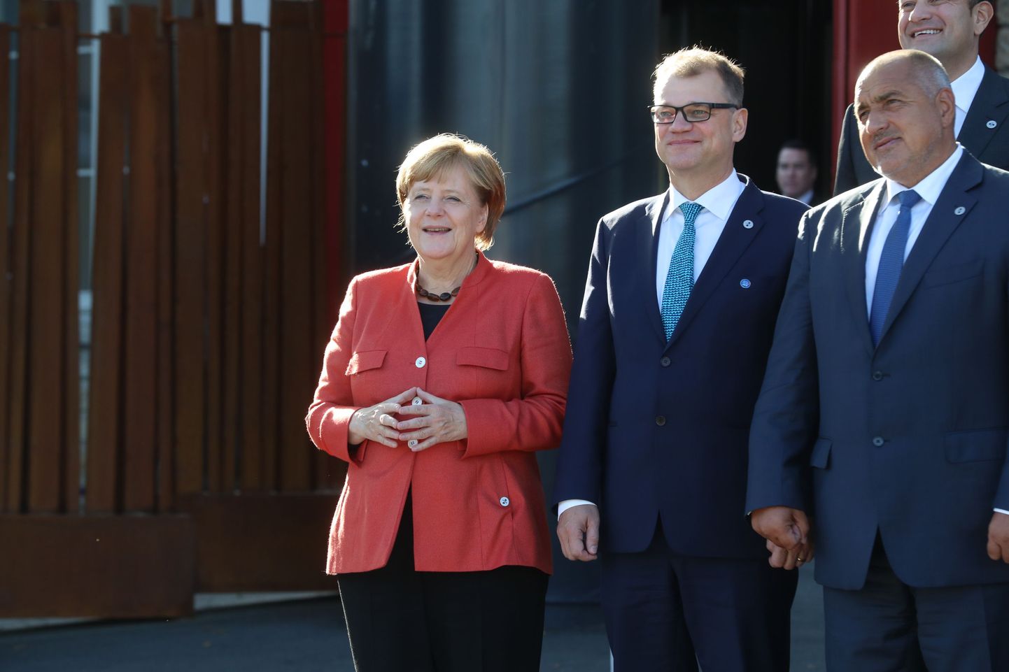 Лидеры европейских стран позируют для общего фото рядом с Котлом культуры в Таллинне.