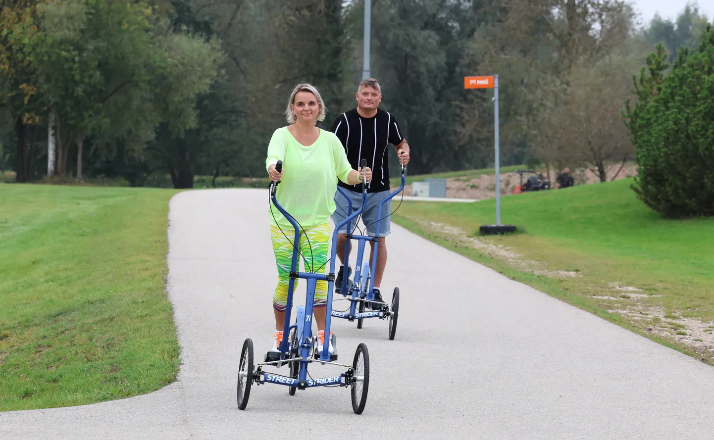Streetstrider'ite maaletoojad Egle ja Mati Kangur sõitsid mullu septembris Tartus Tähtvere spordipargis justkui liueldes, ent selline vilumus nõuab üksjagu harjutamist.