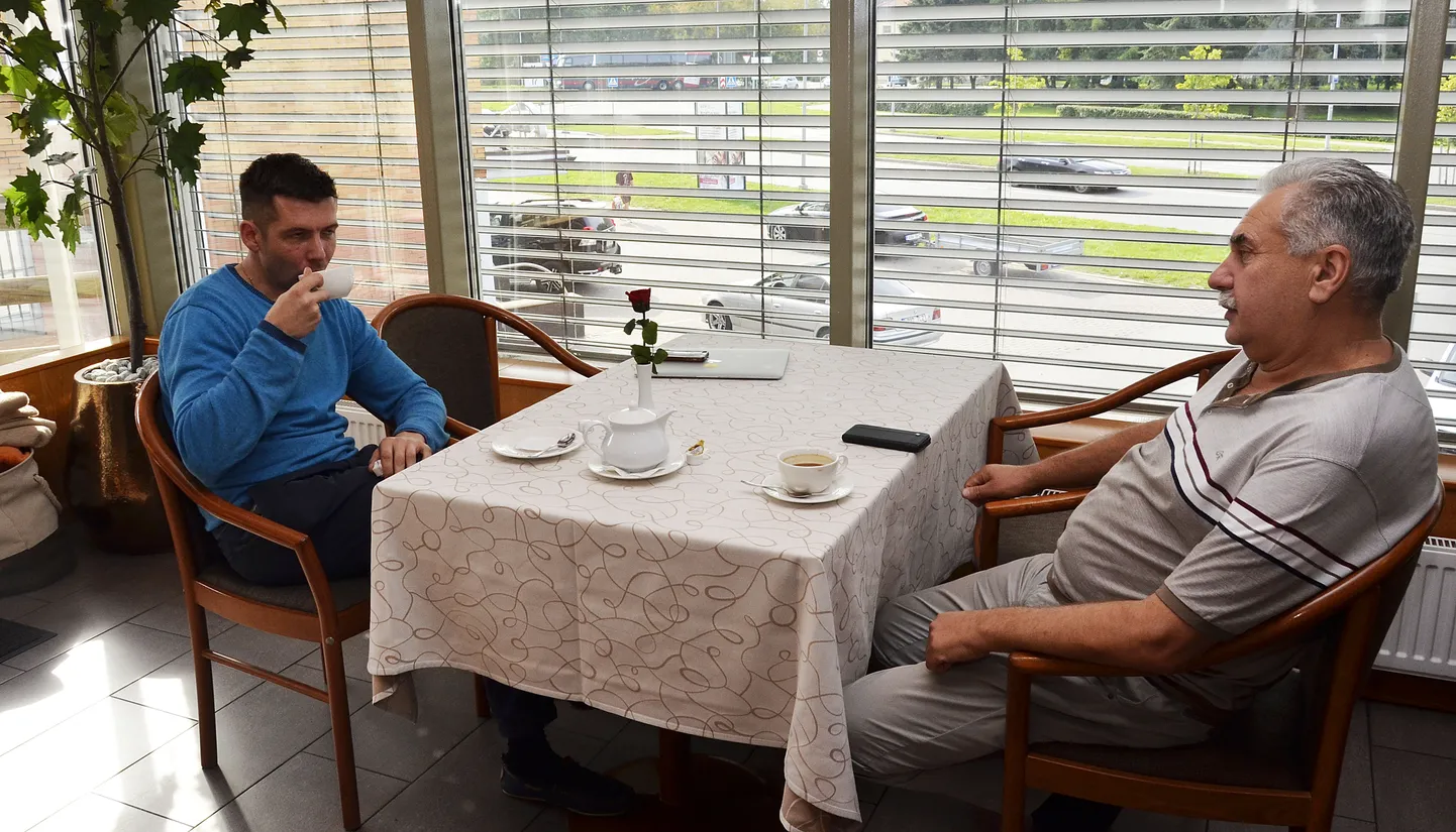 See foto pärineb eelmise aasta septembris ühel laupäeva hommikul Jõhvi restoranis Wironia toimunud teejoomisest. Martin Repinski on mõned kuud varem saanud Jõhvi vallavanemaks. Aleksei Voronov on mõned nädalad varem astunud koos oma toetajatega Narva volikogus välja Keskerakonnast ja moodustanud tänini piirilinnas võimul oleva valimisliidu Kodulinn Narva.