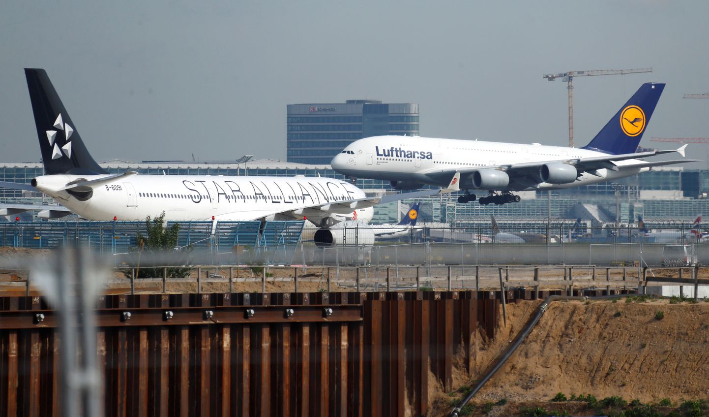 Lufthansa Airbus A-380 maandumas Frankfurdi lennujaamas 29. aprillil.