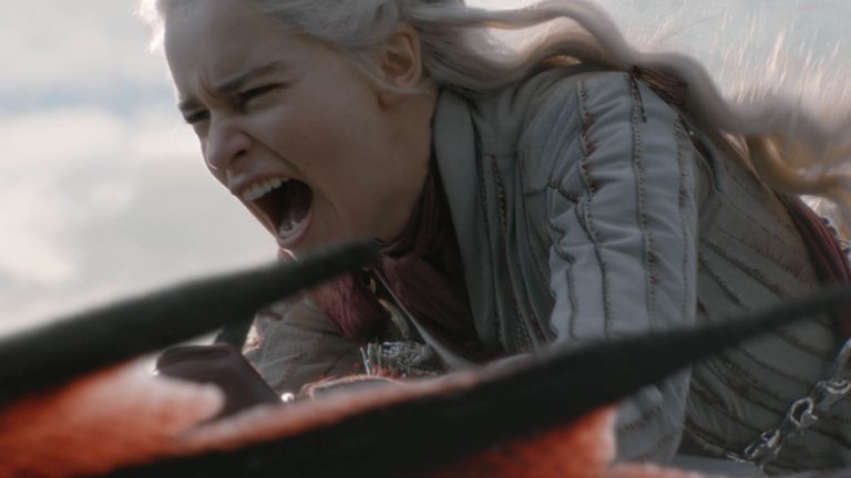 Daenerys Targaryen (Emilia Clarke) lendamas lohega