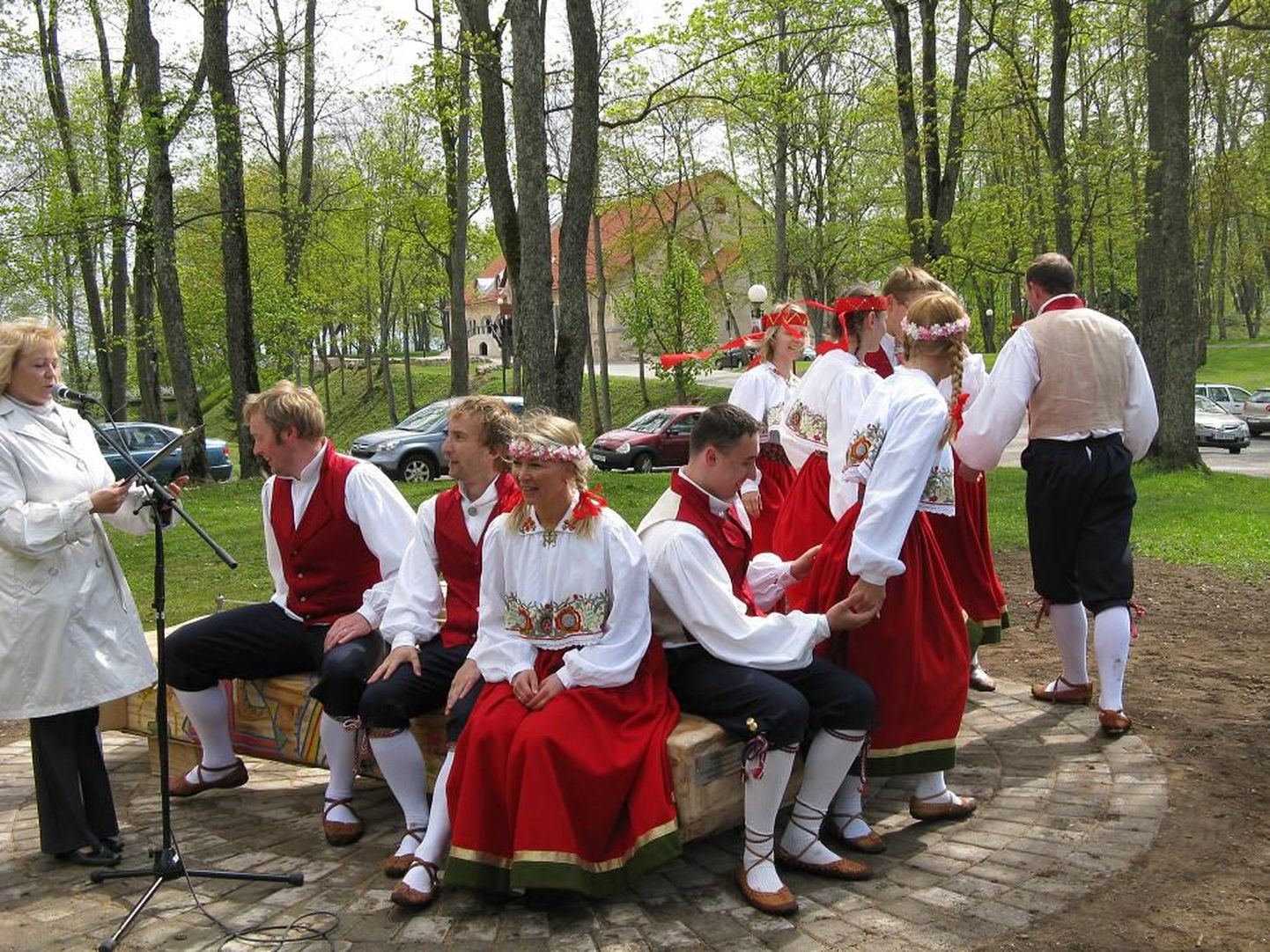 Viljandi mõisapargis avati tantsurühma Vabajalg etteastega rahvuslike motiividega dekoreeritud ilmapuu ning hiiu kandle kujuline istepink.