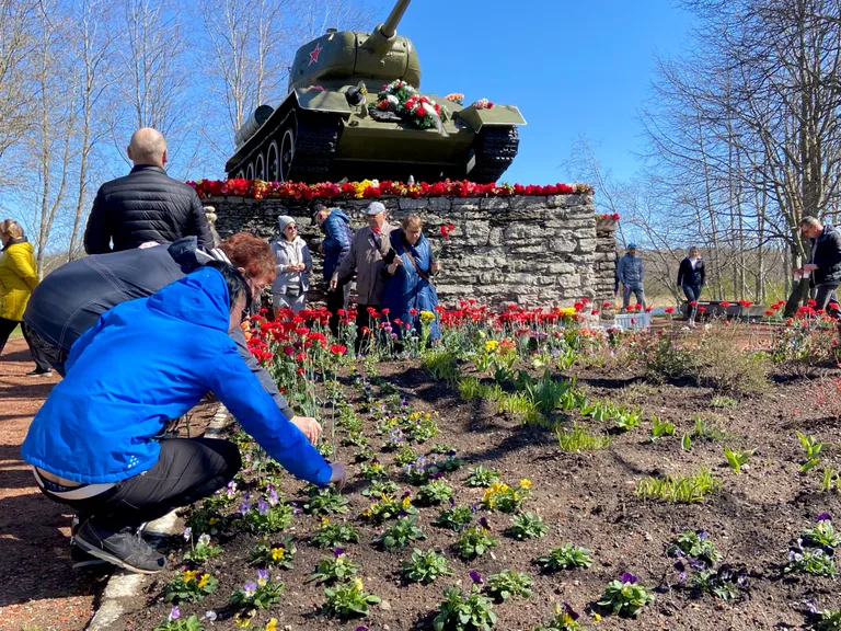 Монумент "Танк" у берега пограничной реки, при форсировании которой в 1944 году полегло множество солдат, давно является одним из любимейших памятных мест жителей Нарвы. Тут, как и в остальных людных местах, за порядком и соблюдением дистанций следили частные охранники и полицейские патрульные. Также работали в Нарве 9 мая люди в жилетах Департамента здоровья.