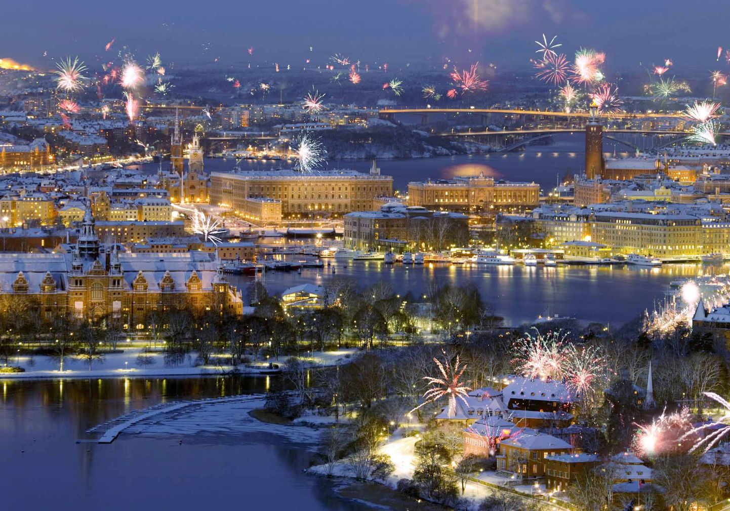 В Новогоднюю ночь над Стокгольмом взмывают тысячи фейерверков.