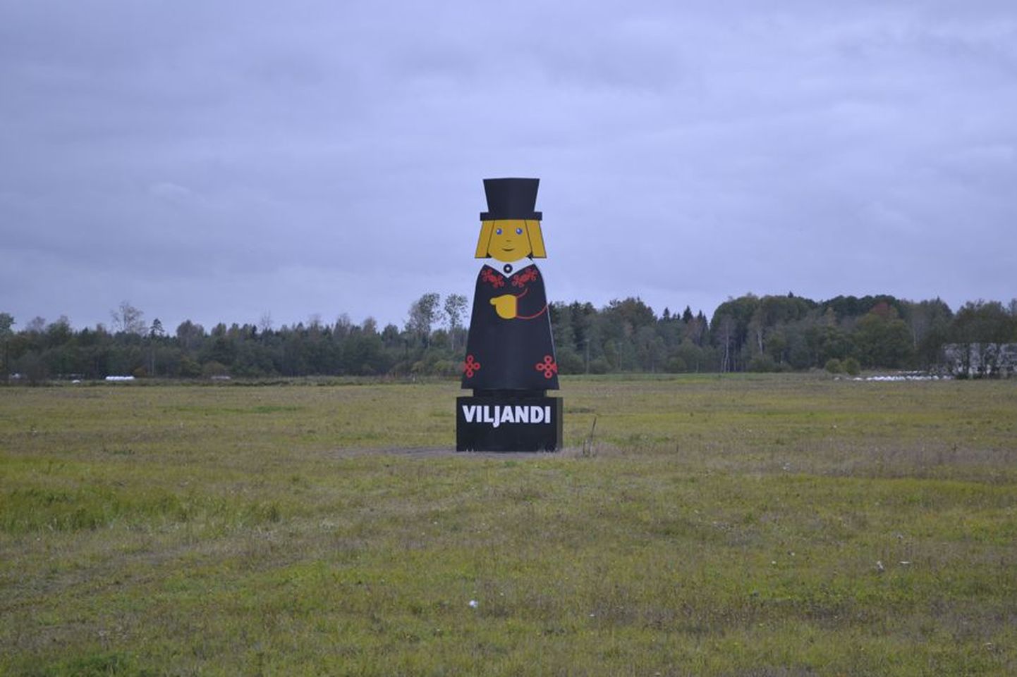 Kuuemeetrise Mulgi mehe eesmärk on Eesti tihedaima liiklusega maanteel sõitjatele Viljandi olemasolu meelde tuletada.