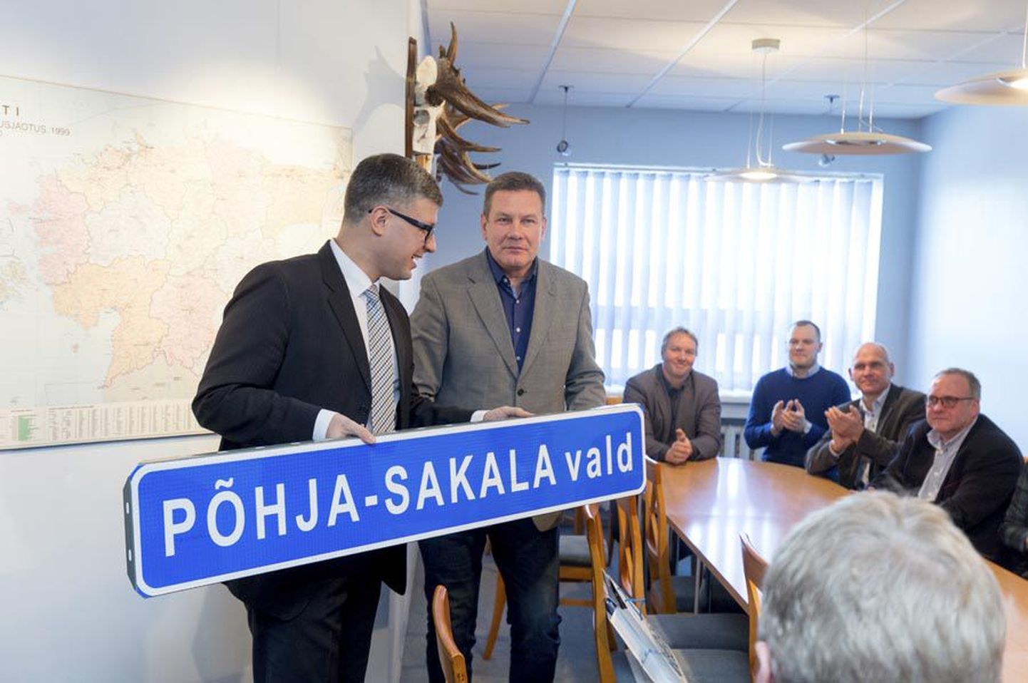 Riigihalduse minister Mihhail Korb (vasakul) andis praeguse Suure-Jaani vallavolikogu esimehele Arnold Pastakule uue valla nimega sildi kätte juba jaanuari alguses. Nüüd lisas valitsus veel 1,43 miljonit eurot ühinemistoetust.