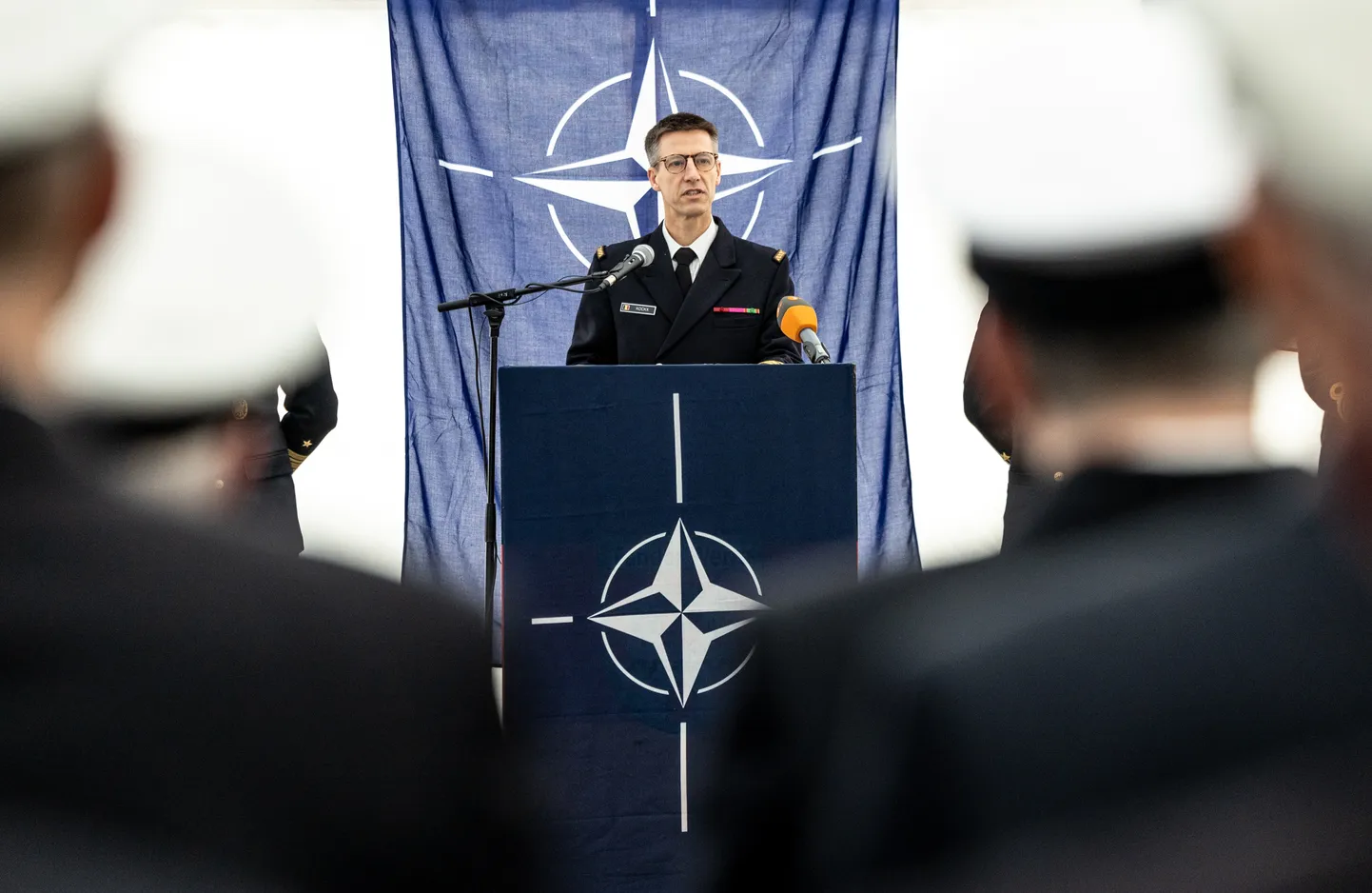 Командующий Эрик Коккс (в центре) из Бельгии выступает на военно-морской базе Киль во время передачи руководства «Постоянной группой НАТО по противоминной обороне» от Германии к Бельгии. 10 января 2025 г.ода, Шлезвиг-Гольштейн, Германия.