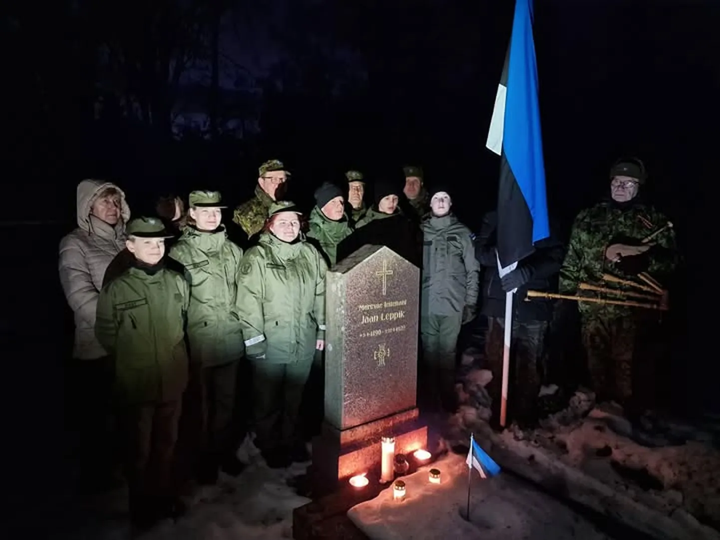 Tseremoonia mereväe leitnant Jaan Lepiku(VRII/3) haual: Mälestusüritusel osalesid Kaitseliidu, Naiskodukaitse, Noorte Kotkaste ja Kodutütarde ning Saaremaa Vabadusvõitlejate Ühingu liikmed.