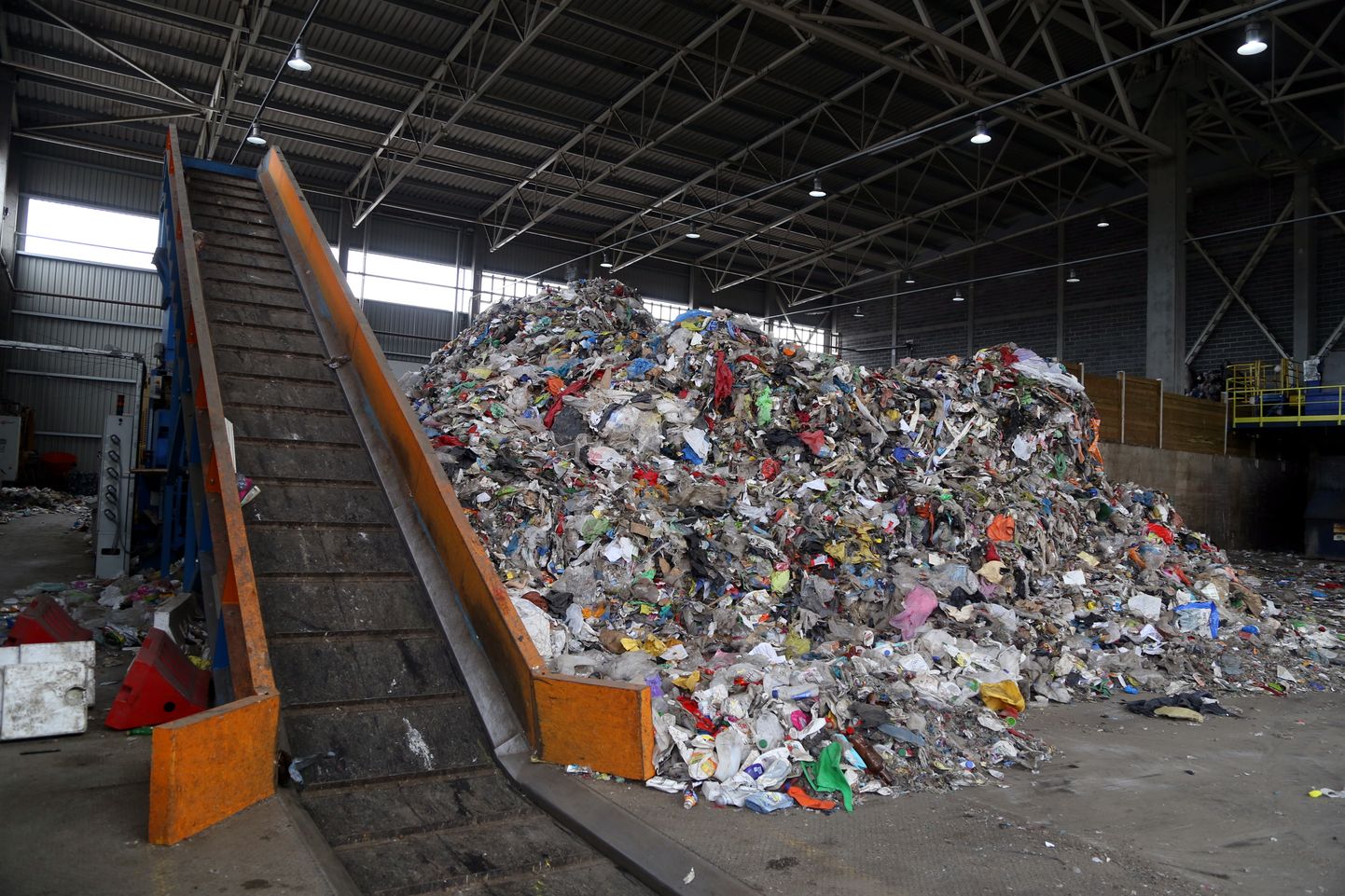 Getliņu atkritumu šķirošanas rūpnīca poligona "Getliņi EKO" teritorijā.