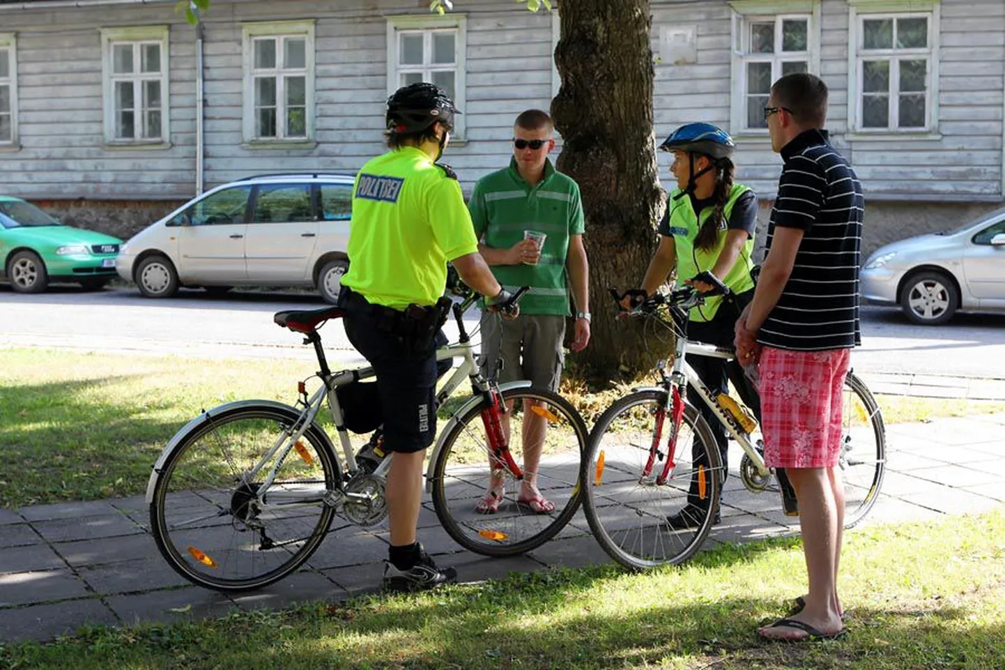 Ka eelmiste folgipidude ajal, mil avalikus kohas alkoholi joomine oli keelatud, ei suhtunud politseinikud igasse alkoholitarbijasse täie rangusega. Pilt pärineb 2010. aastast.