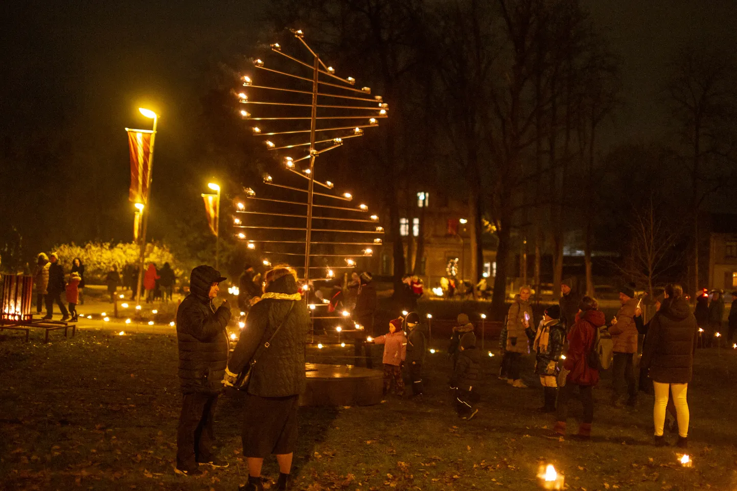 Arkādijas parkā atklāts "Gaismas dārzs"