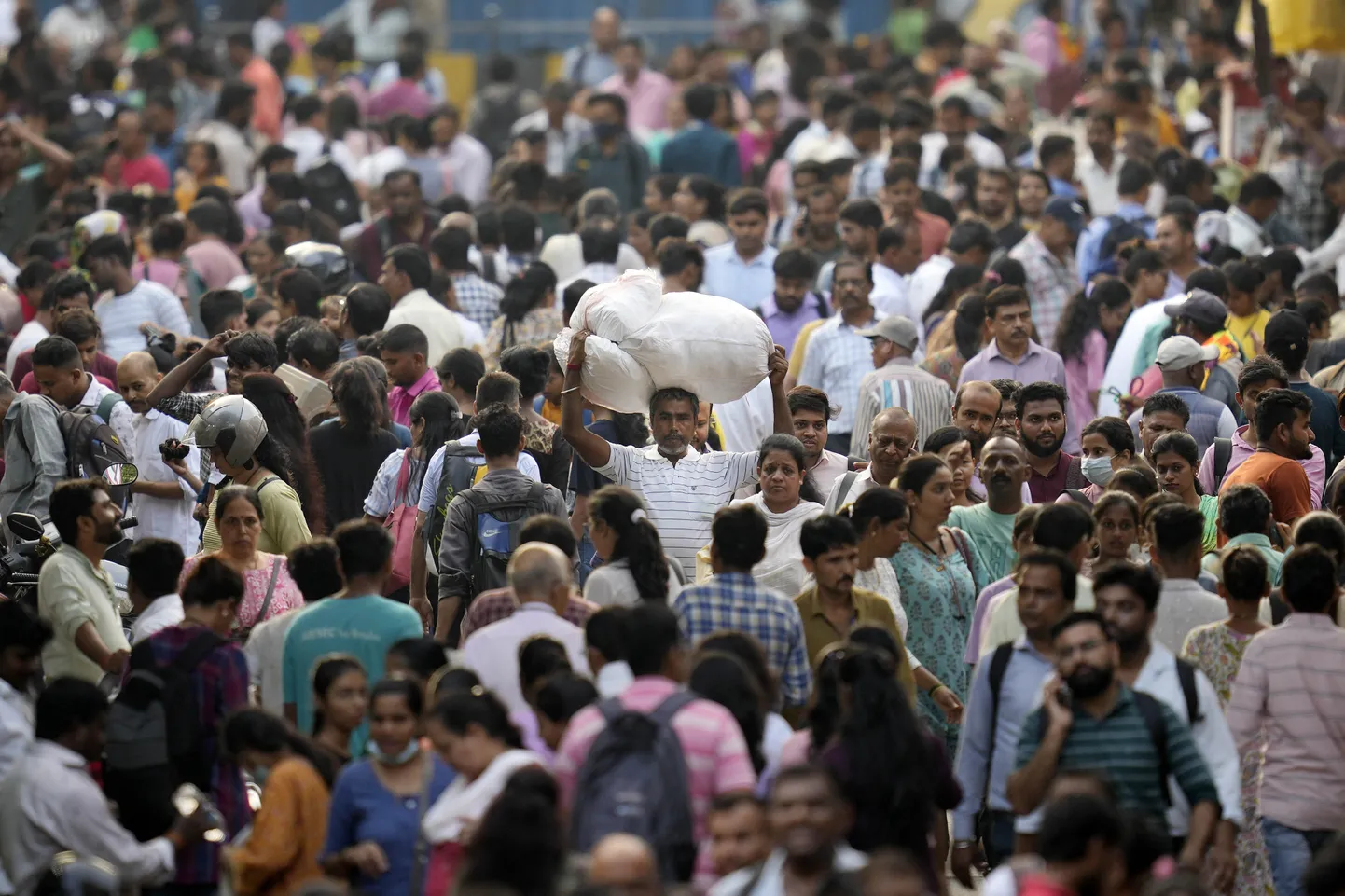 Mumbai turutänaval kõndivad inimesed. Foto on illustratiivne.
