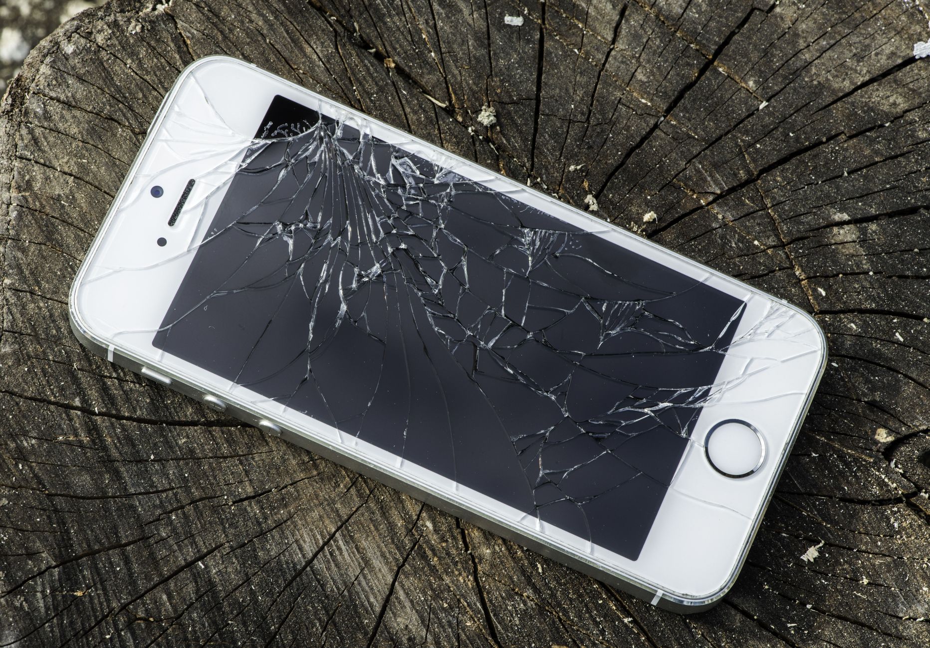 Разбитый iPhone. Фото иллюстративное.