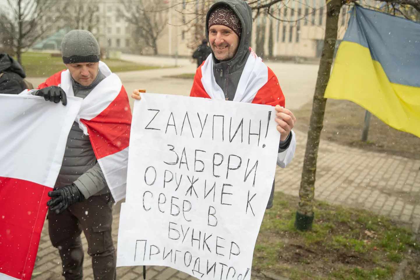 Протест напротив посольства РФ в Риге против размещения в Беларуси российского ядерного оружия