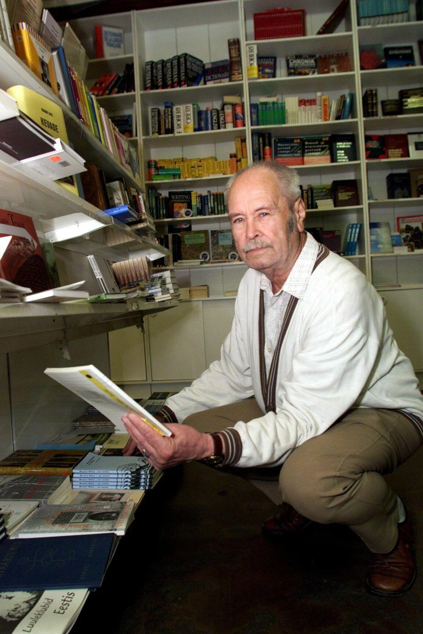 Andres Vanapa 2000. aastal raamatupoes.