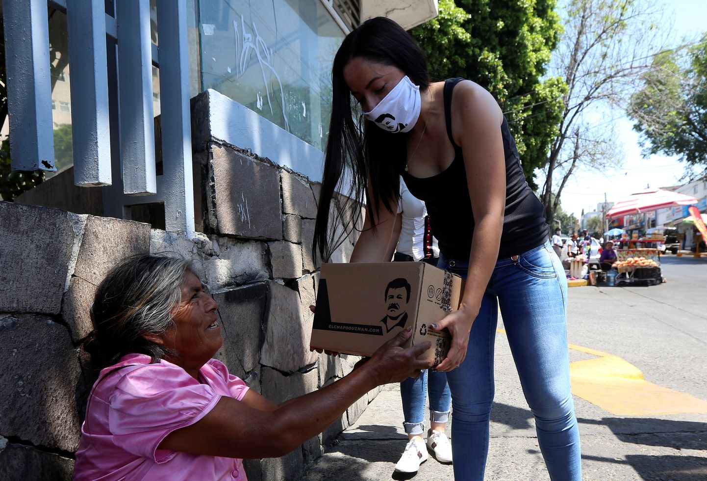 Joaquin Guzmani tütre poolt juhitav ettevõte «El Chapo 701» töötajad jagavad Mehhikos inimestele abipakke, kust leidub nii kuulsa narkoparuni pildiga näomaske kui ka vetsupaberit ja riisi.